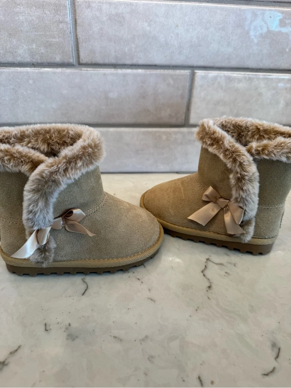 Toddler Bearpaw Faux-Fur Trim Tan Suede Winter Boots with bows. Baby SZ6.